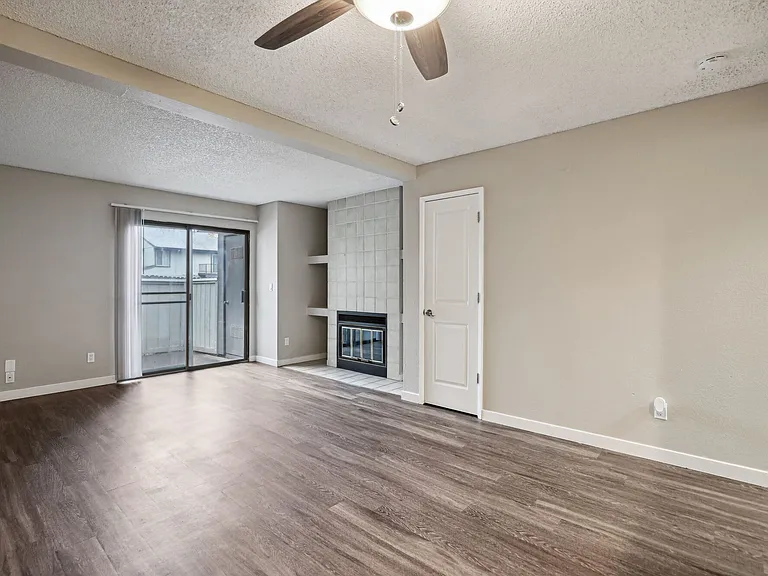 Ellington Apartments — Photo 32