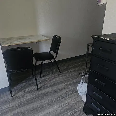 1 bed, 1.0 bath, 880 sqft, $1,120 — Photo 2