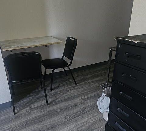 2nd image of 1211 Gladstone Ave #B