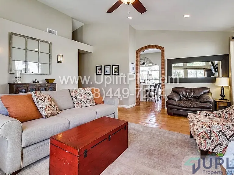 1016 Honeysuckle Dr — Photo 2