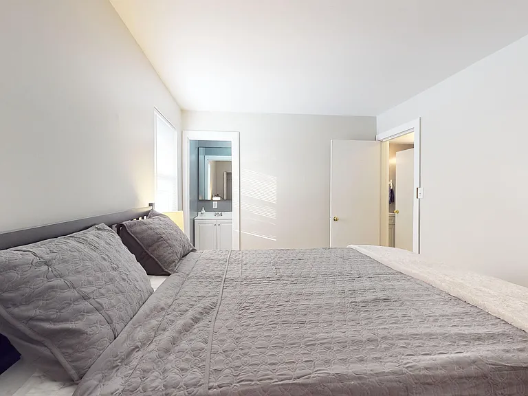 903 W 11th St — Photo 17