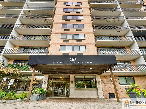 4th image of 60 Parkway Dr E APT 14C