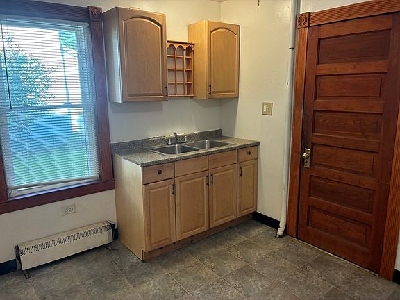 4th image of 318-320 Winsor St