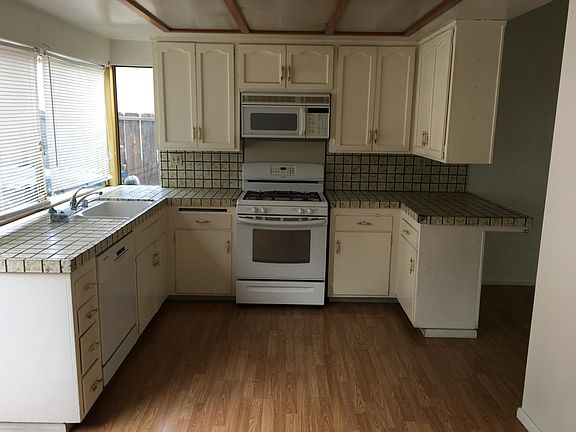 2nd image of 2161 Holly Ave