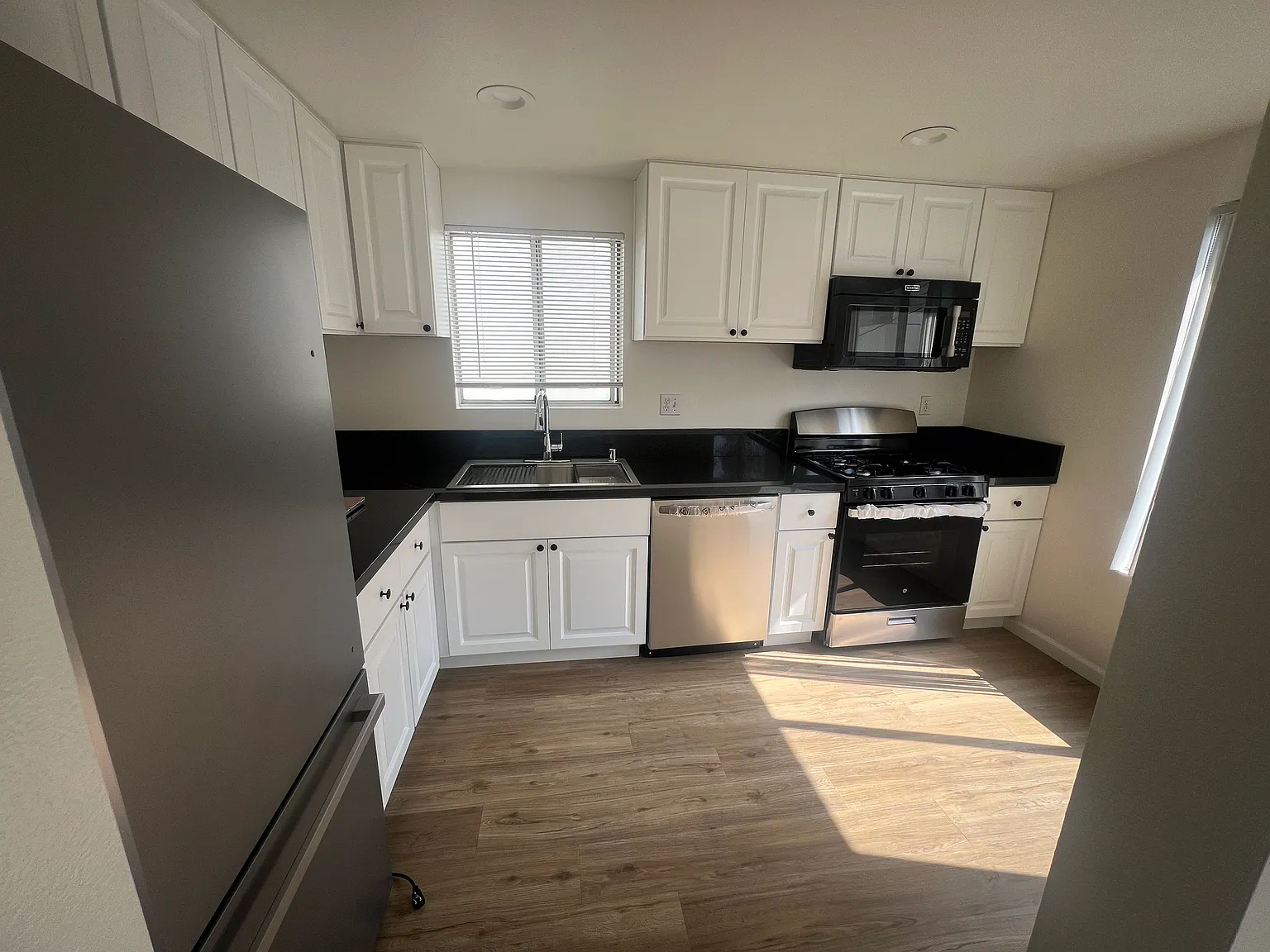 2 bed, 1000 sqft, $3,550 — Photo 2