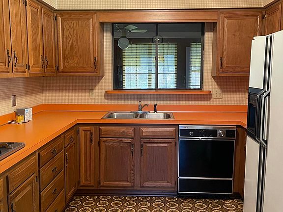 2nd image of 1204 Woodlawn Pl