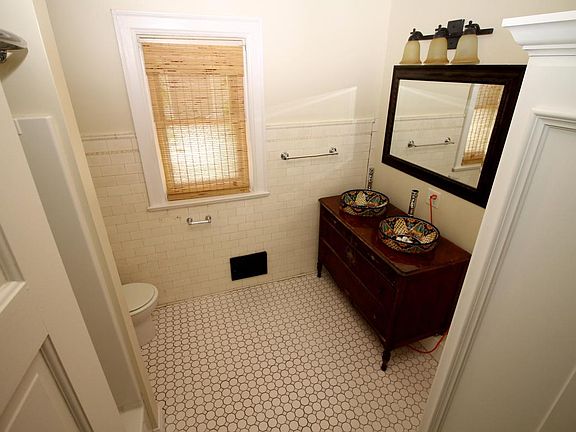 5th image of 390 Elmwood Ave APT 2
