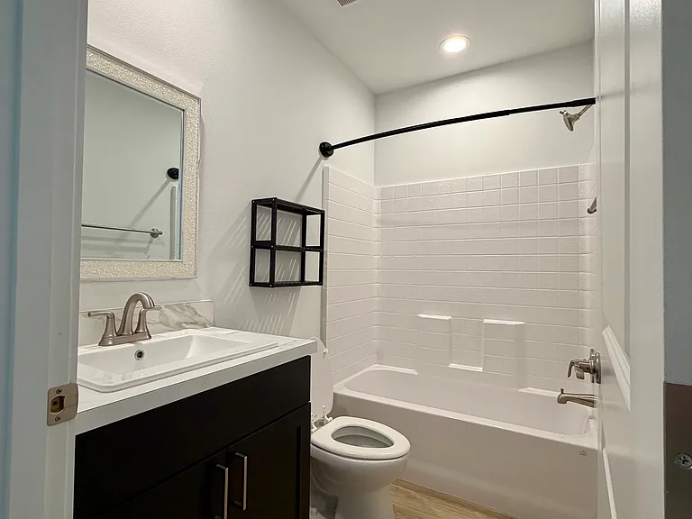 317 W 8th St #25 — Photo 36