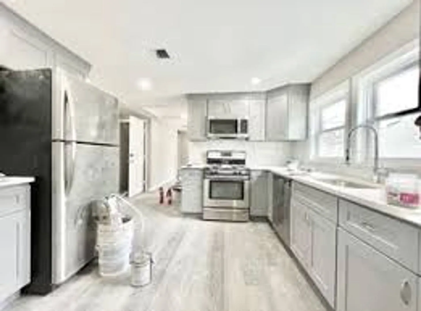 No Brokers Fee, A Must-See Unit, Central heat/AC, In-Unit Washer and Dryer, Parking for Rent — Photo 2