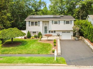 8 Country Club Rd, Norwalk, CT 06851