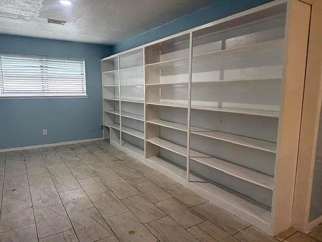 5 bed, 2.5 bath, 3005 sqft, $2,400 — Photo 4