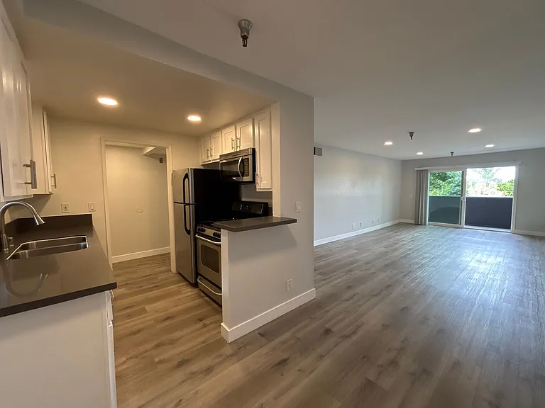 110 S Sweetzer Ave — Photo 25