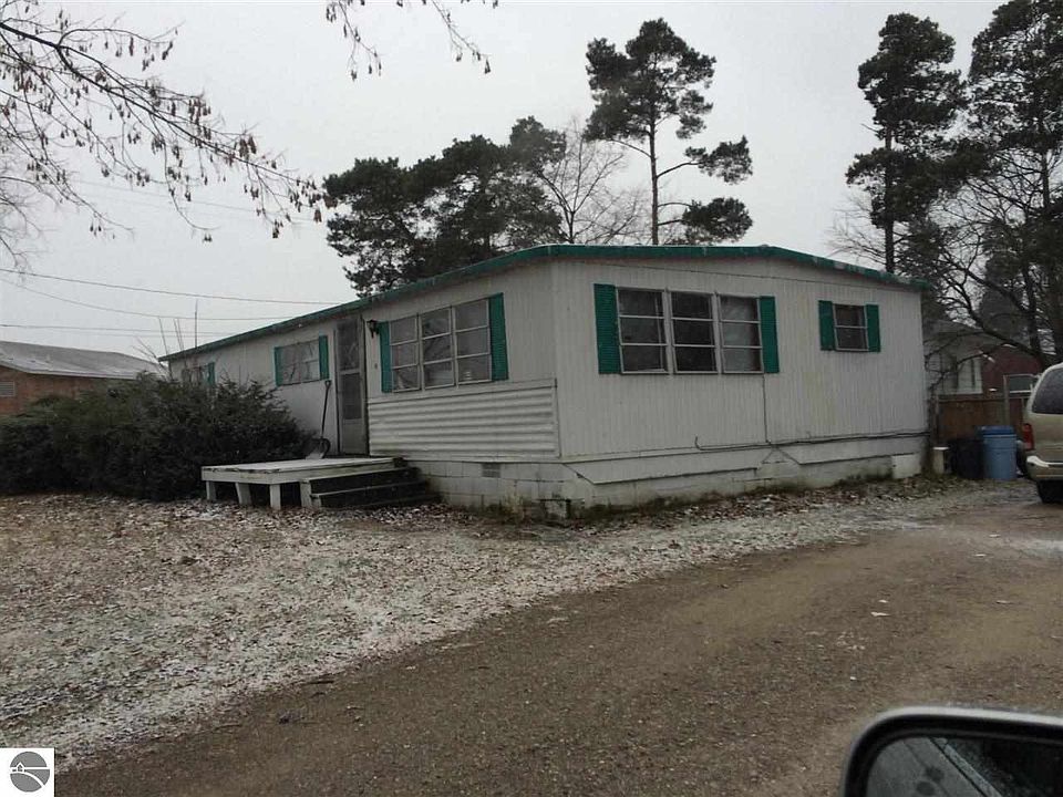 1st image of 301 Oak St