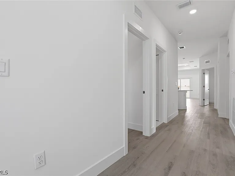 723 Ivan Ave S — Photo 25