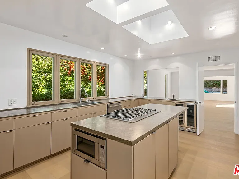 1836 N Doheny Dr — Photo 20