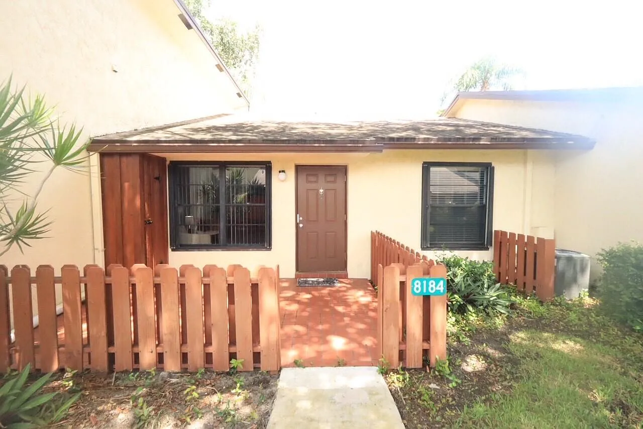 2 bed, 2.0 bath, 1026 sqft, $2,000 — Photo 3
