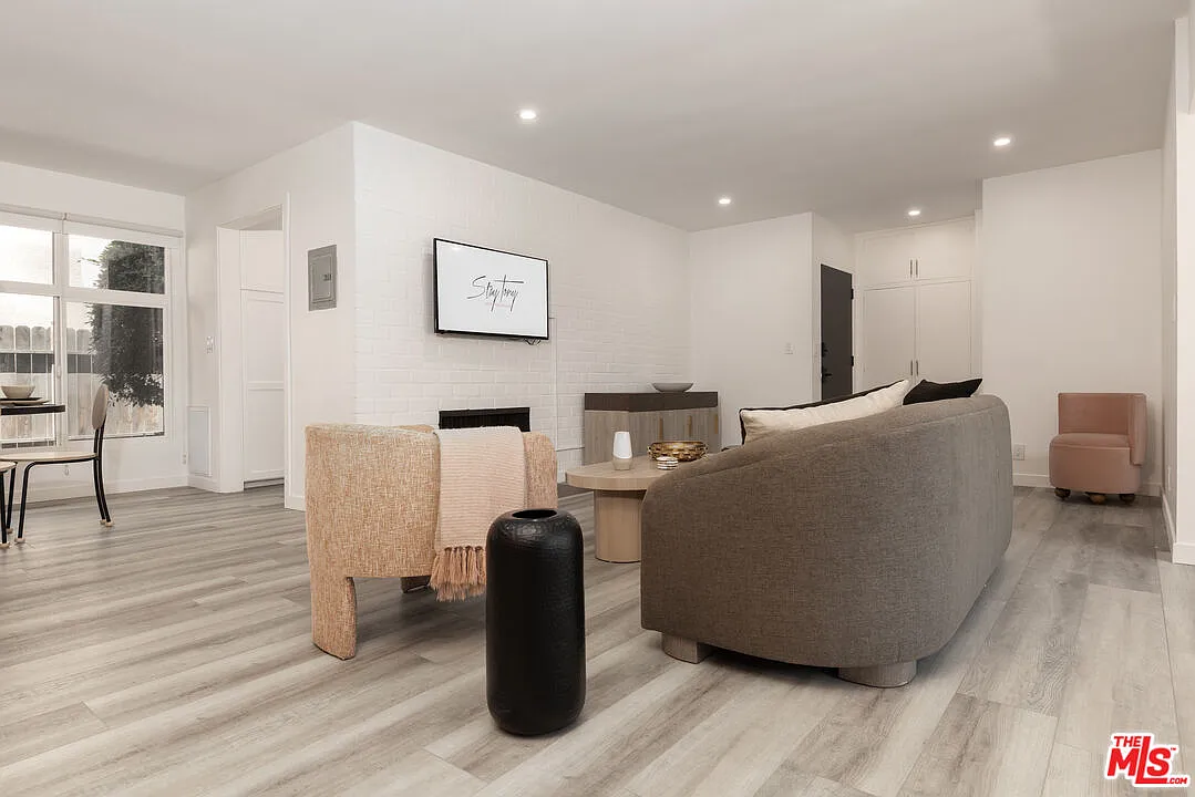 1 bed, 1.0 bath, 1100 sqft, $4,472 — Photo 3