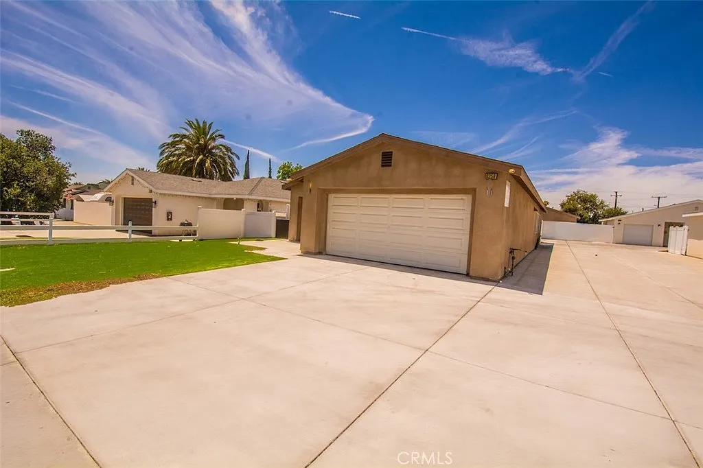 3 bed, 1850 sqft, $3,195 — Photo 1