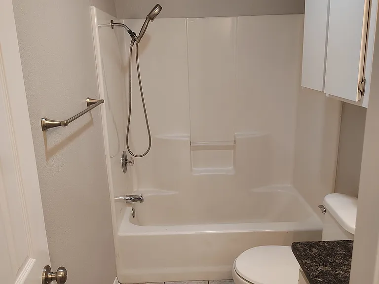 Park Plaza Apartments — Photo 7