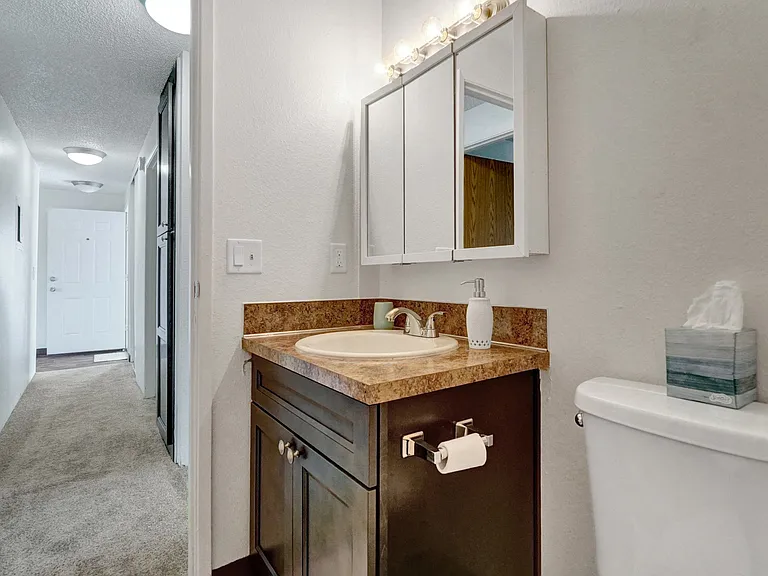 Karens Korner Apartments — Photo 18