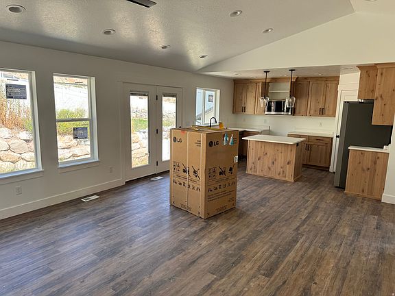 4th image of 708 N Sunset Dr