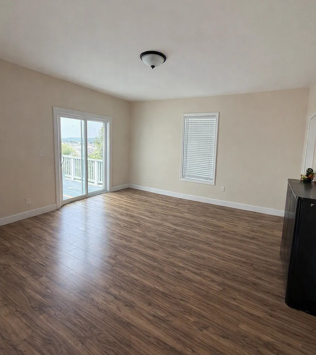 3 bed, 1300 sqft, $2,850 — Photo 2
