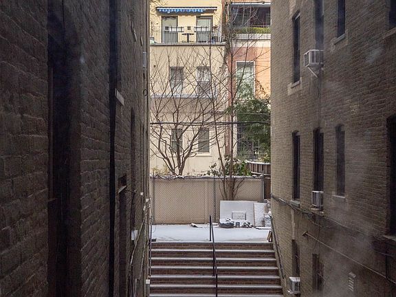 4th image of 119 W Washington Pl #4