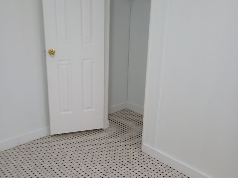 1st image of 406 Belle Oaks Dr W