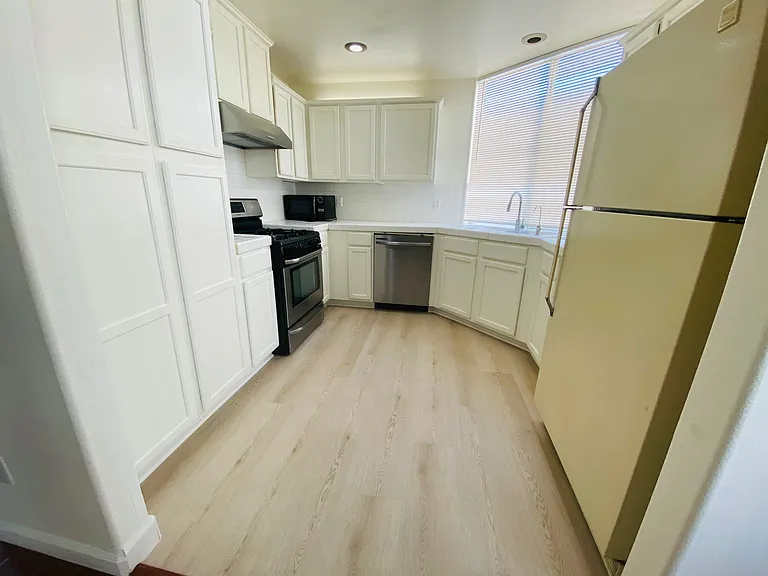 305 W Newby Ave #J — Photo 7