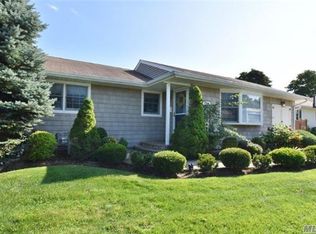 2146 Saddle Path, Seaford, NY 11783