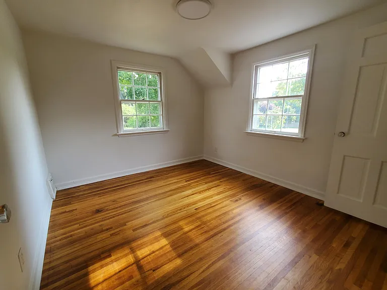 2722 Thompson Ave — Photo 16
