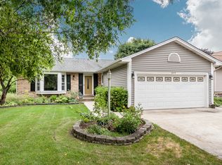 844 Galleon Ln, Elk Grove Village, IL 60007