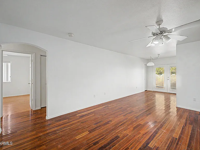 1830 N Center Ave — Photo 2