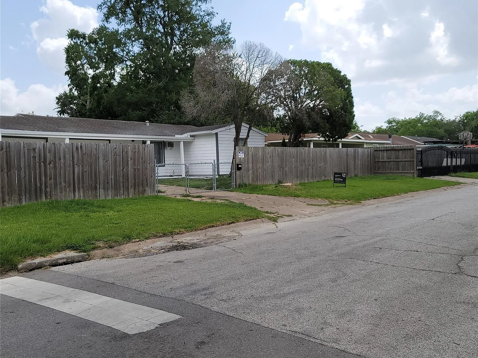3 bed, 1.0 bath, 990 sqft, $1,350 — Photo 3