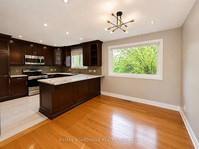 22 Bartley Cres — Photo 11