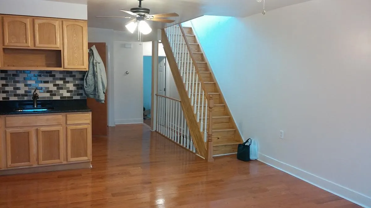 3 bed, 1.5 bath, 150 sqft, $800 — Photo 3