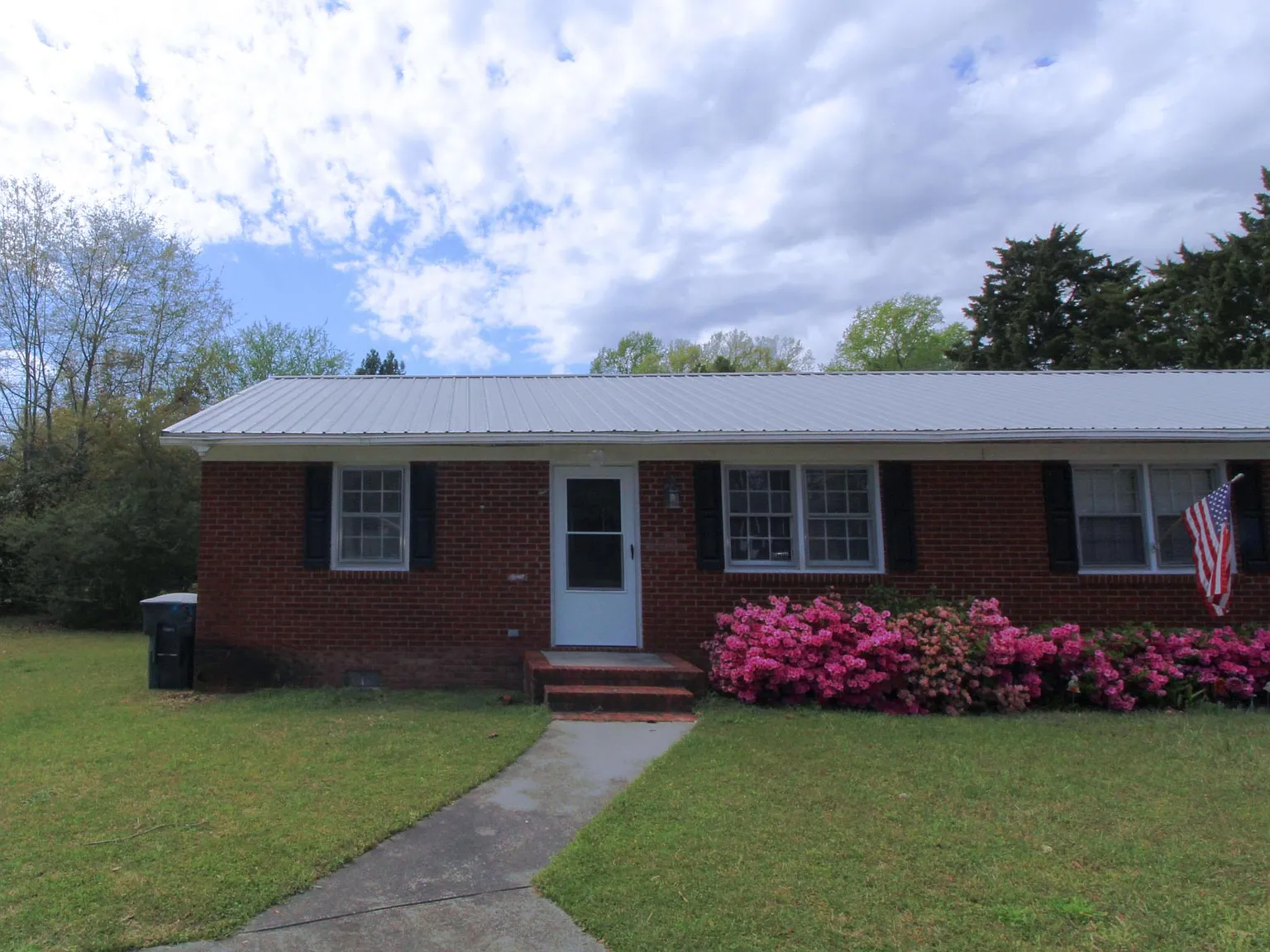 2 bed, 825 sqft, $995 — Photo 1