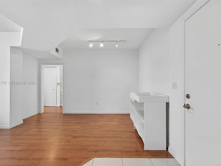 18800 NE 29th Ave #904 — Photo 8