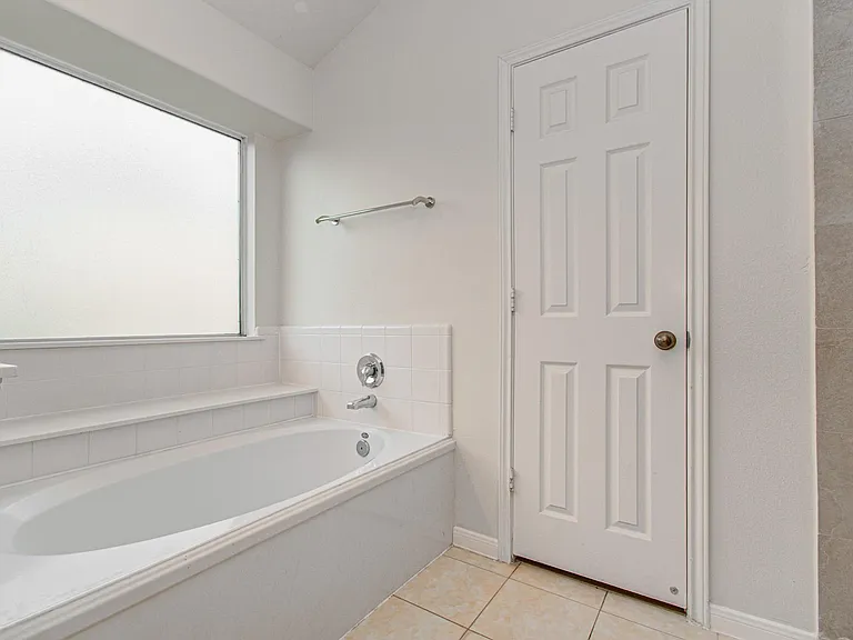 1904 Roaring Springs Ct — Photo 15