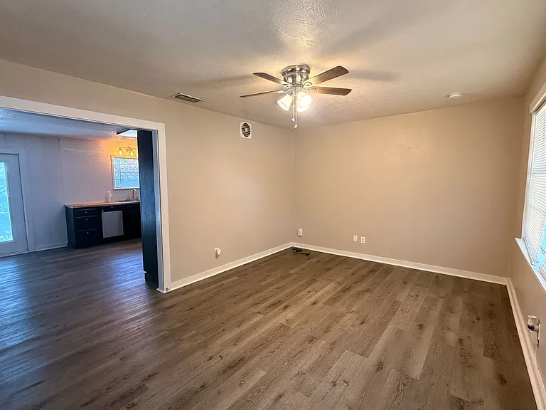 810 Glencrest Ln — Photo 11