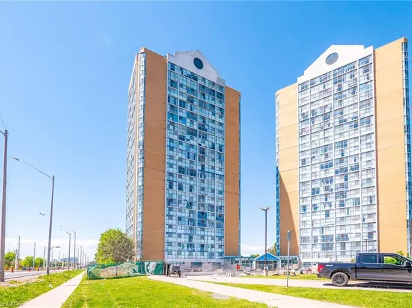 25 Trailwood Dr #1004, Mississauga, ON L4Z 3K9