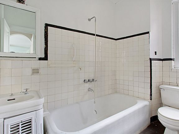 4th image of 210 6th Ave APT 3A