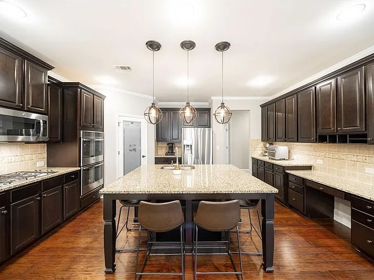 7740 Stratford Ln — Photo 9