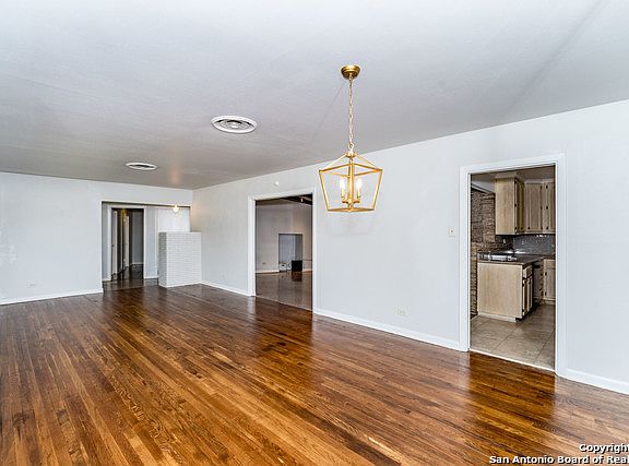 5th image of 426 Larkwood Dr