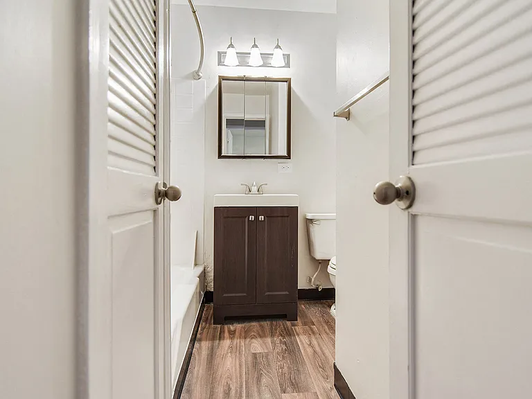 Sheridan South Apts — Photo 11