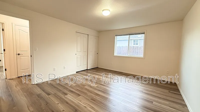 3 bed, 2.0 bath, 1382 sqft, $2,095 — Photo 4