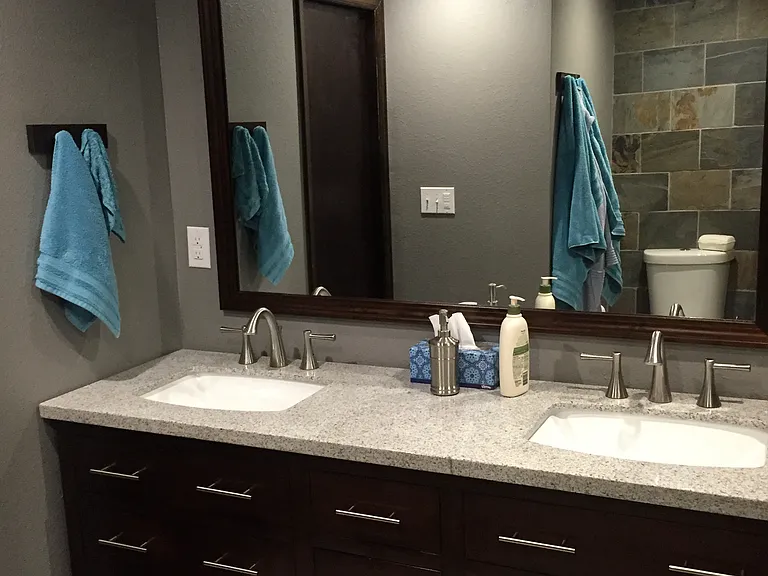 Primary bedroom en suite bathroom