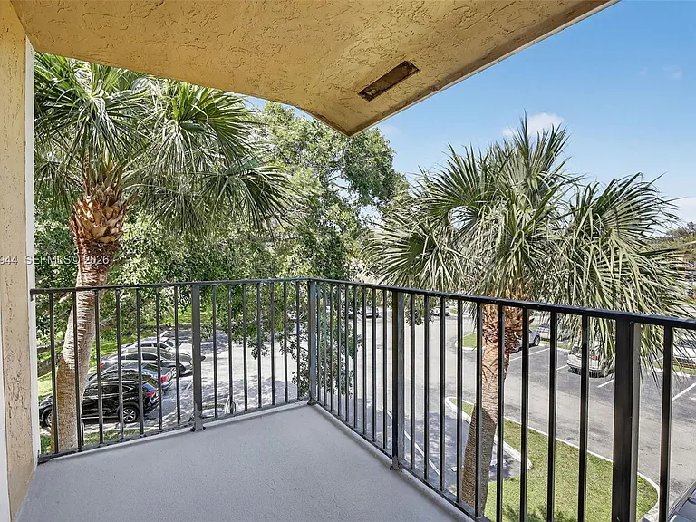 400 Palm Cir W #306 — Photo 13