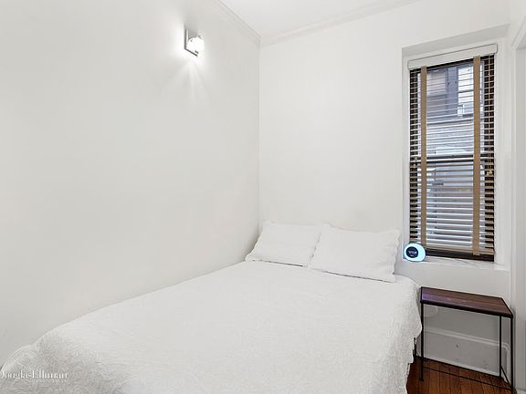 4th image of 135 W 58th St APT 2D