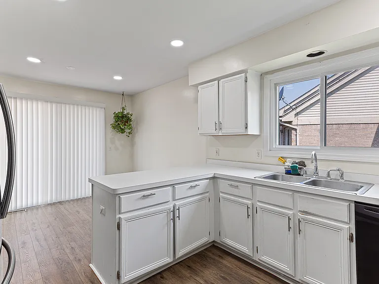 42137 Trent Dr — Photo 5
